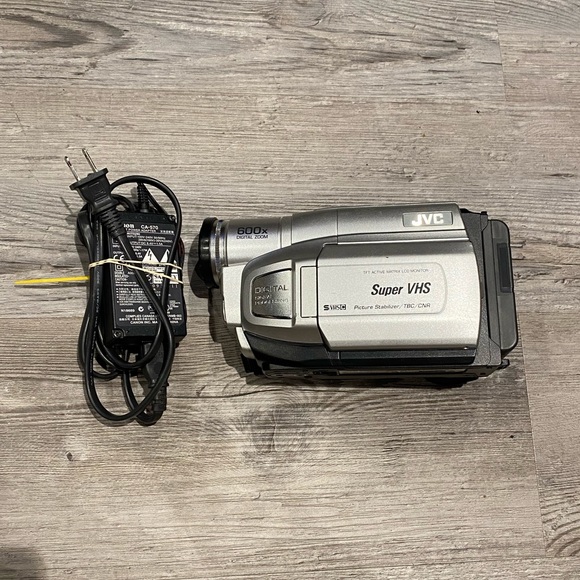 JVC GR-SXM750U Compact VHS Camcorder Cassette Player With Charger - Picture 1 of 7